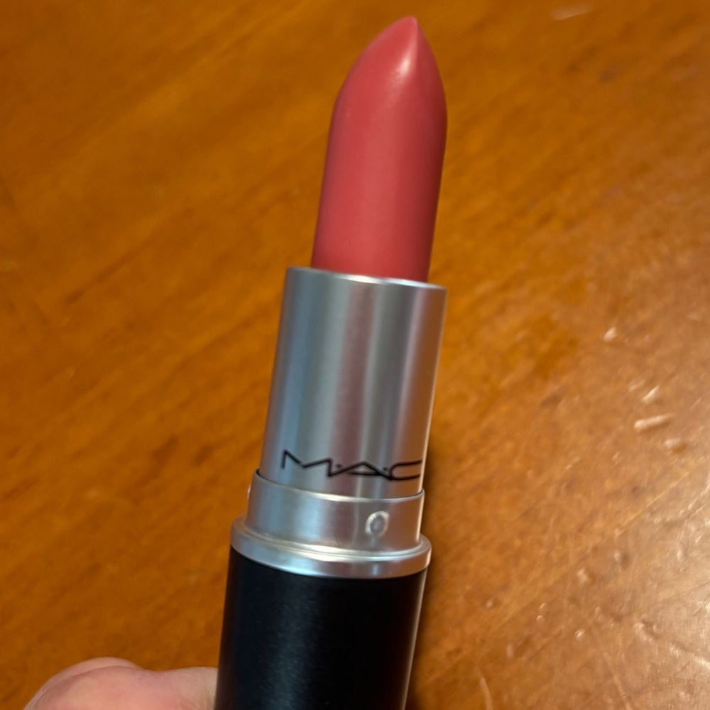 MAC Retro Matte Lipstick Runway Hit - Picture 8 of 16